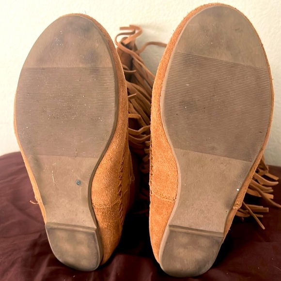 Fringed Brown Moccasin Boots - Picture 4 of 5